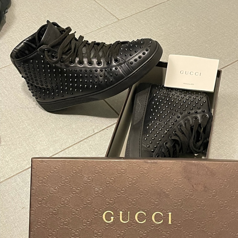 It’s a nice Gucci shoes black leather, like new,size us9